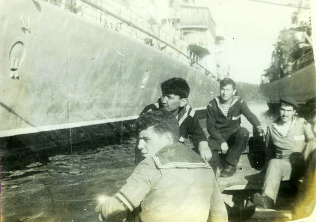 Плывём на яле вдоль борта крейсера «Александр Суворов». Я крайний справа.