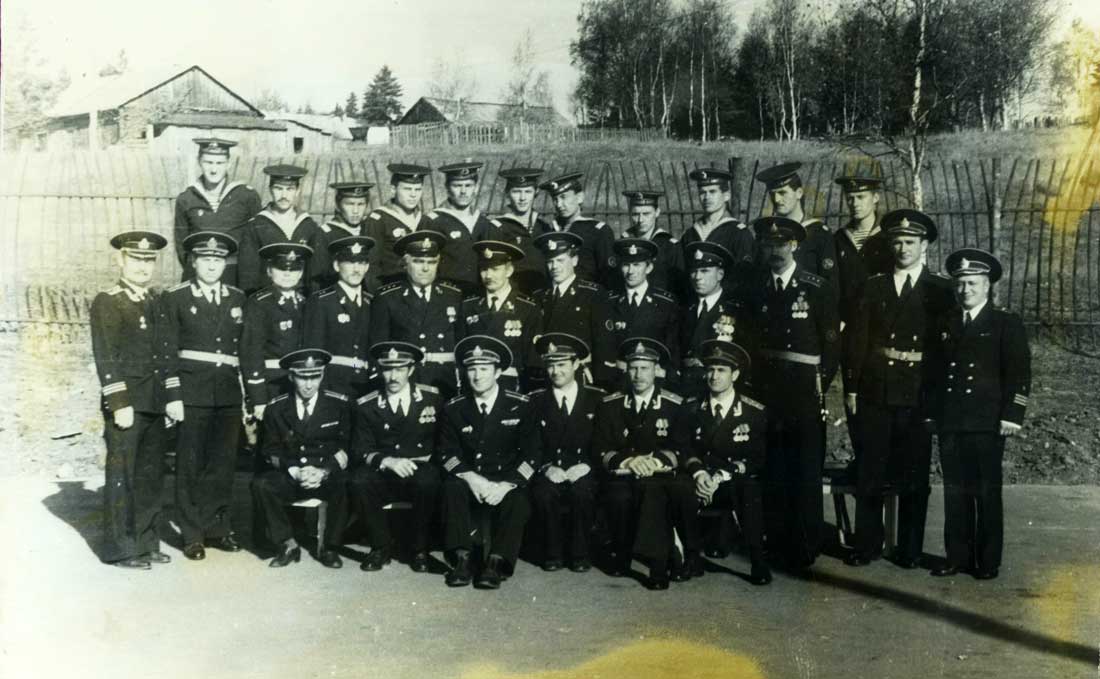 Командование корабля и отличившиеся матросы. Пятый слева во втором ряду -старший мичман Хамовский.